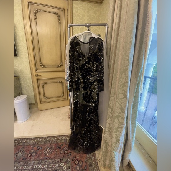 Elie Saab black velvet gown - Picture 1 of 3